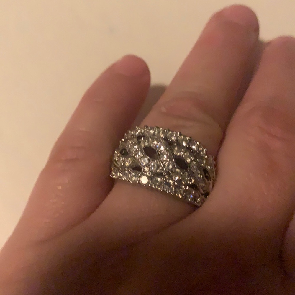 Beautiful silver tone ring no markings looks like real diamonds not sure though